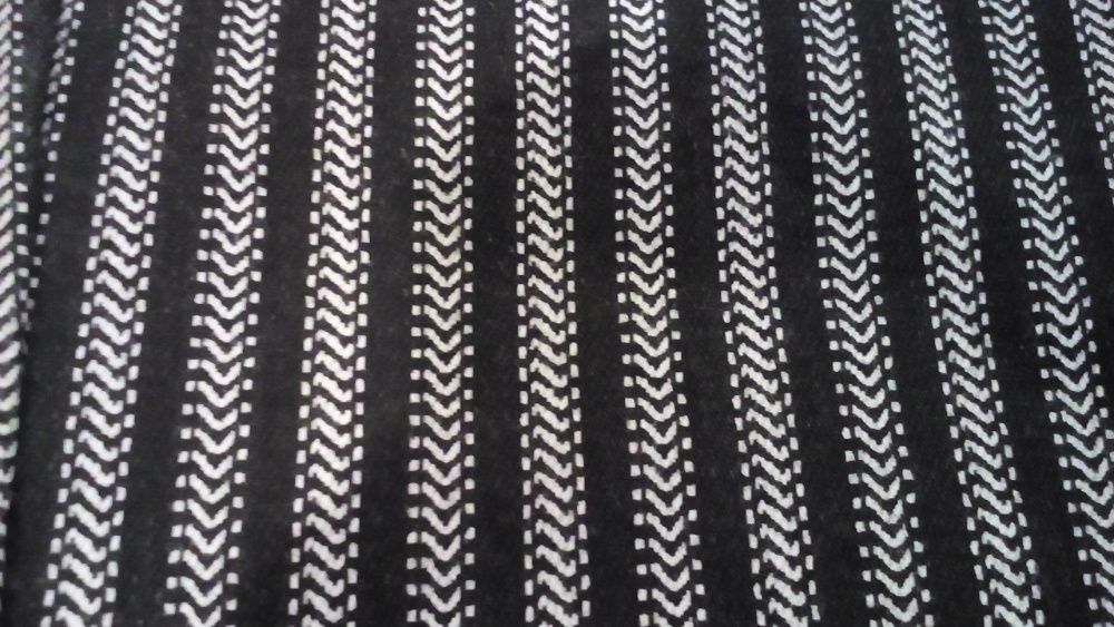 H&M - Calça de ganga - preta, com padrão "espinhas" - tamanho 34 - H&M