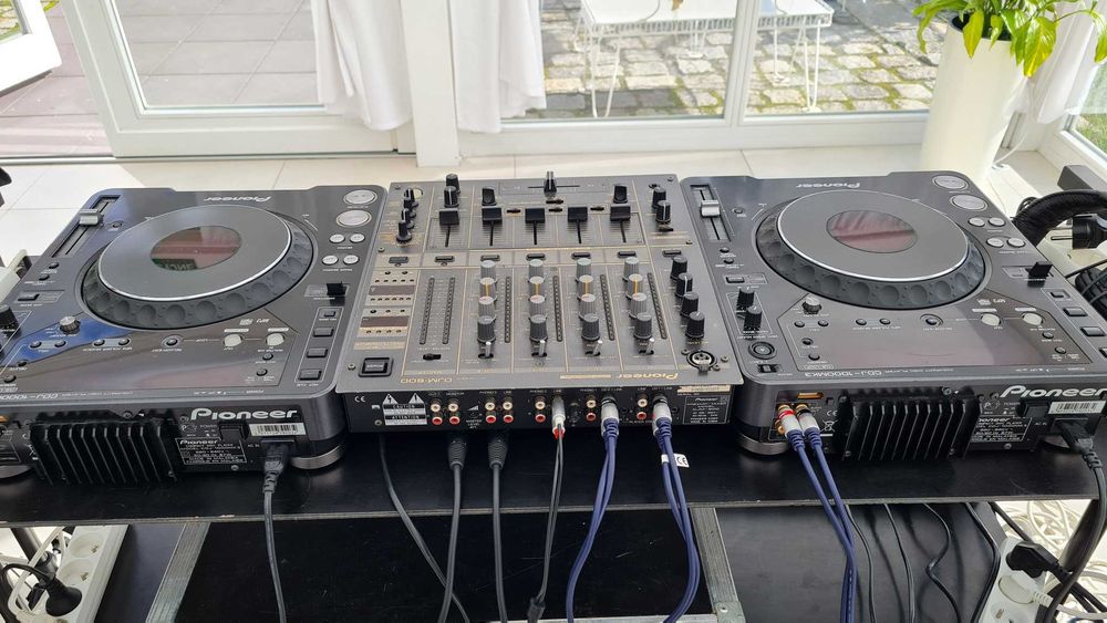 Sprzęt DJ-ski  na sprzedaż - cały zestaw z oświetleniem nagłośnieniem