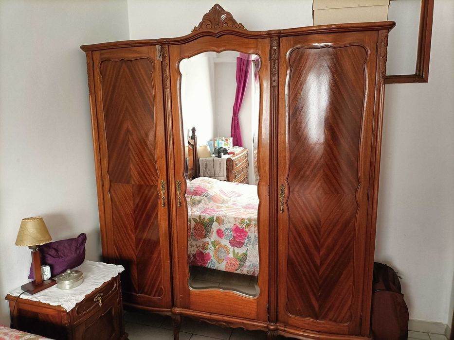 Roupeiro Clássico de 3 Portas com Espelho Central