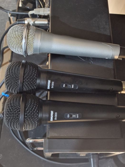 Bateria , microfone, mesa de som