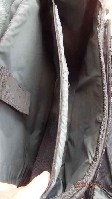 Torba na laptopa na ramię firmy Speedo.