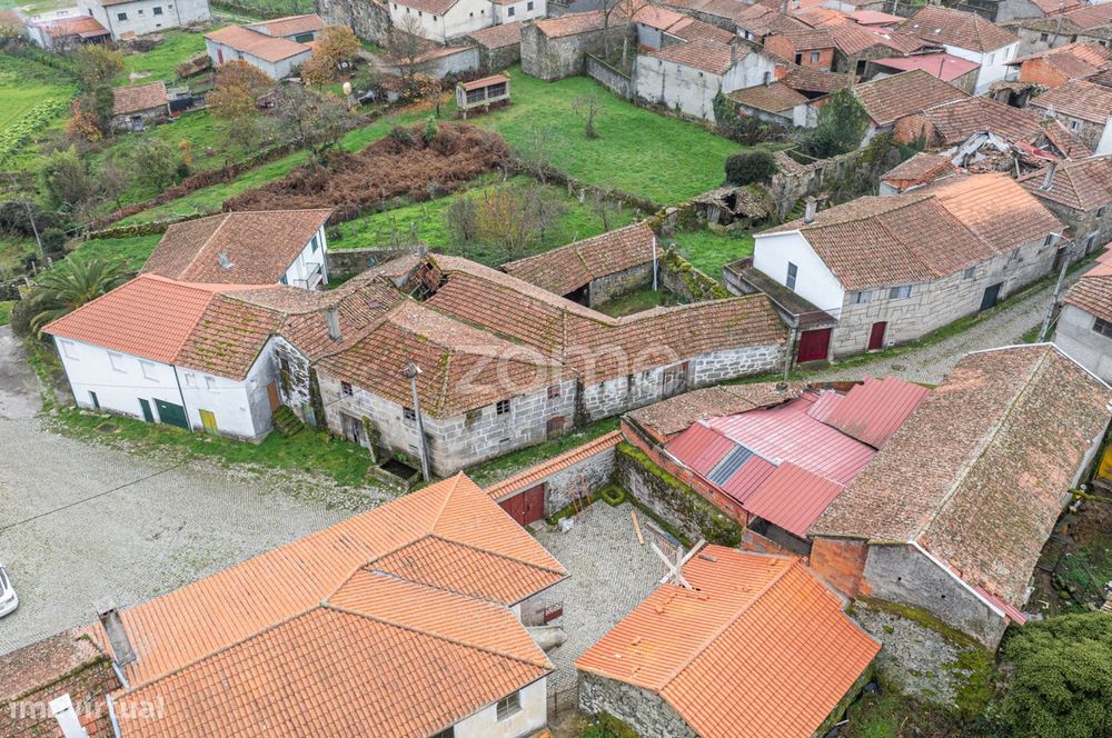 Moradia de 2 pisos com pátio para reconstruir - Ardãos, Boticas