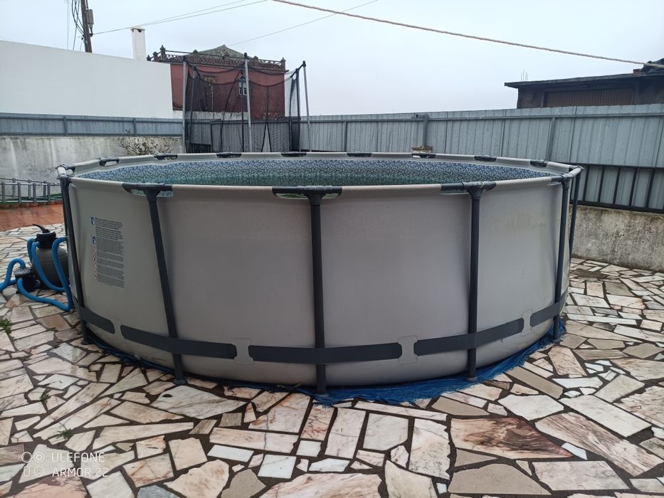 Piscina com bomba de filtragem de areia