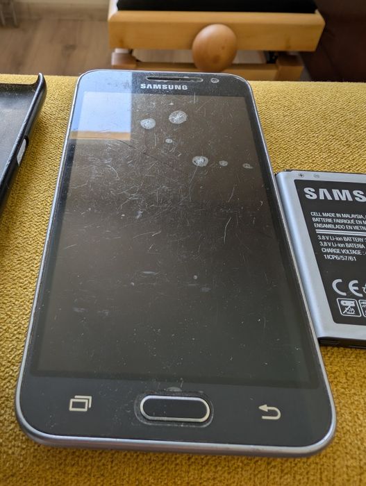 Смартфон Самсунг дуос на деталі