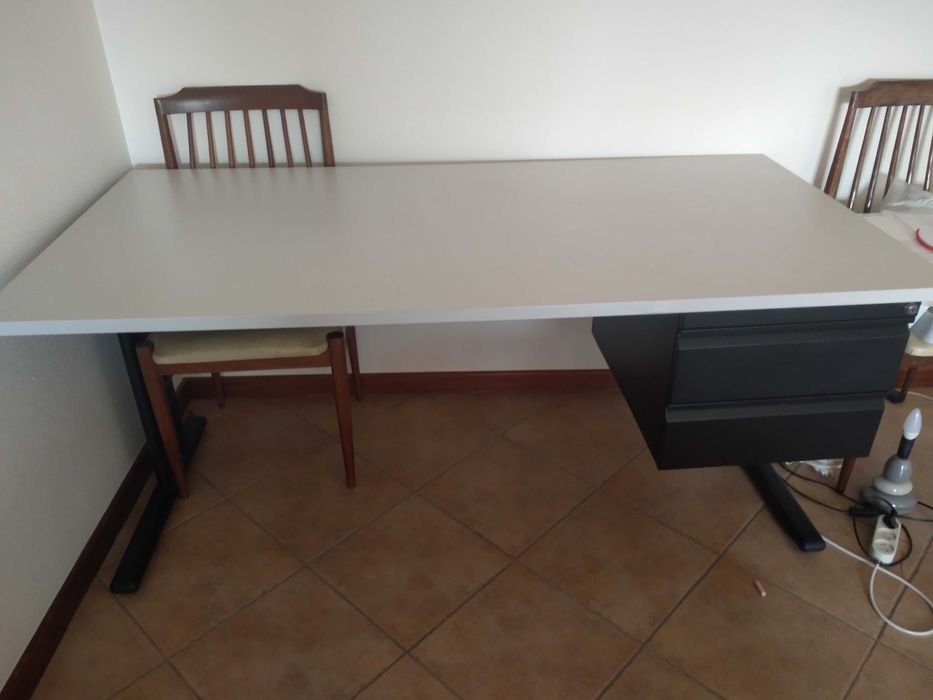 Office Desk in Very Good Condition64740544256771122