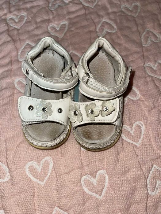 Босоніжки на дівчинку