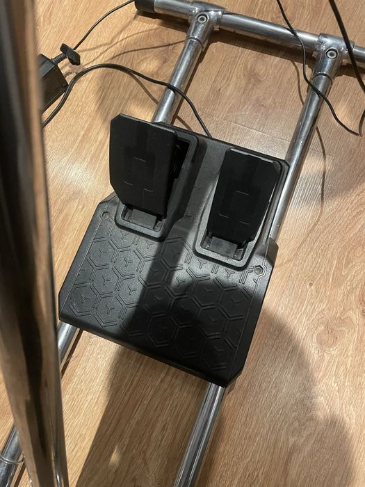 Thrustmaster T150 + pedały + stojak – kompletny zestaw
