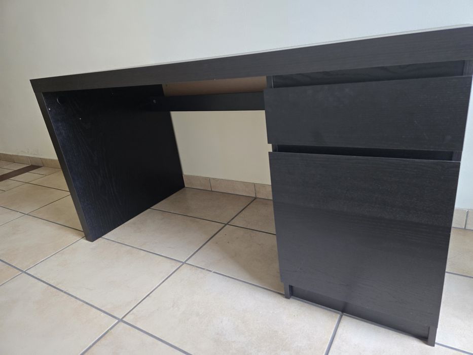 Biurko Ikea Malm czarnobrązowe z szafką