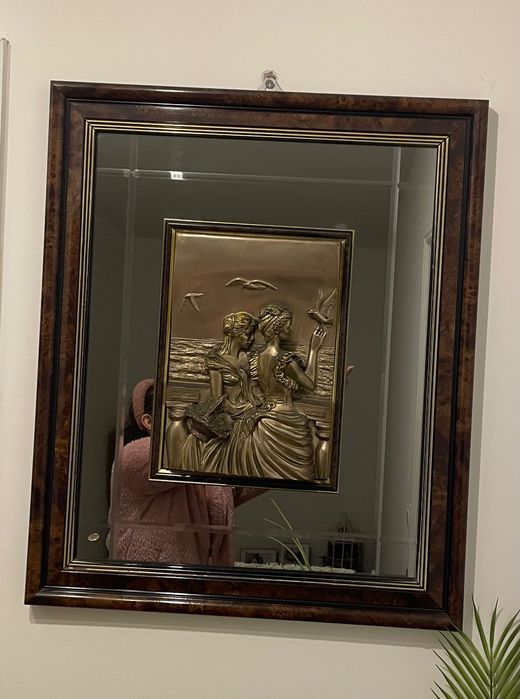 Quadro com espelho e figuras em relevo