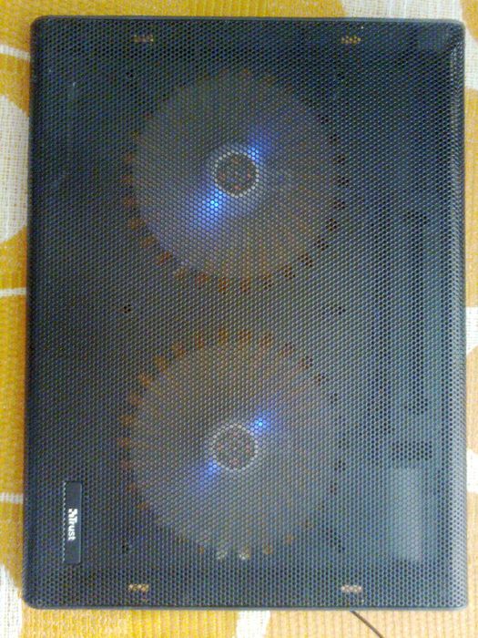 Продам підставку під ноутбук "Trust" (два вентилятори охолодження)