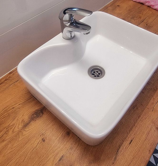 Umywalka nablatowa z baterią