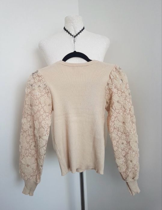 Beżowy prążkowany sweterek z ozdobnymi rękawami