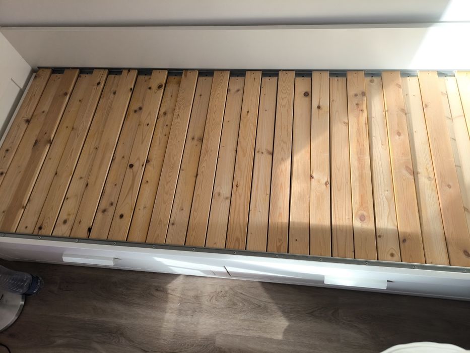 Quarto completo com mesinha, cómoda