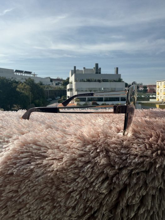 Óculos de Sol Furla Elegantes Dourados!