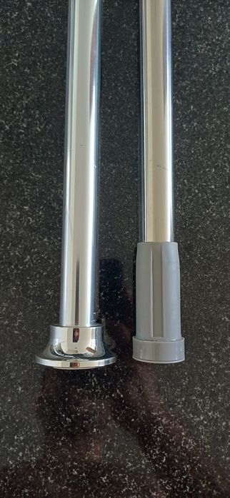 Varões e cortinas de casa de banho