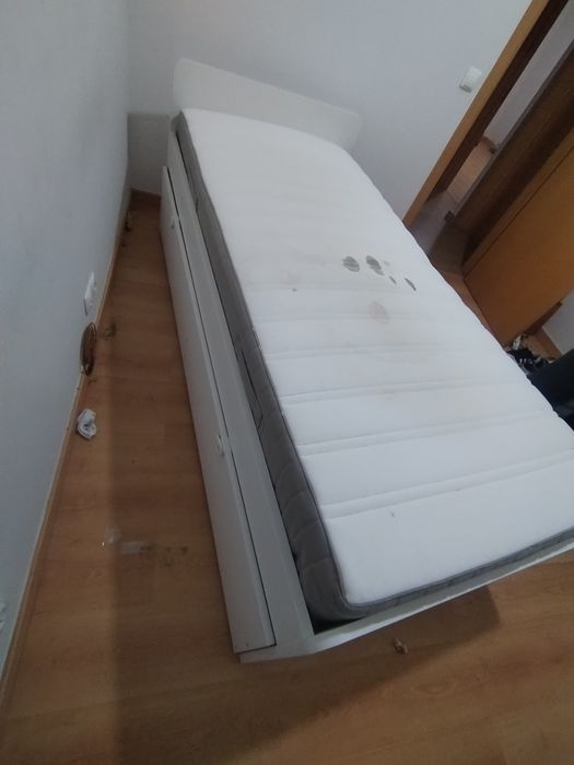 Cama dupla com gavetas
