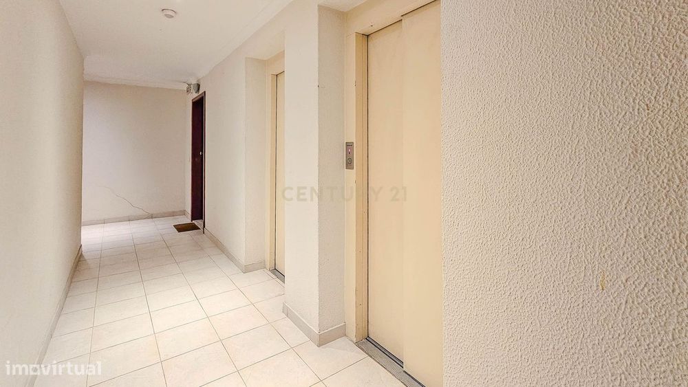 Apartamento T2 no Bonfim, Porto, terraço fechado e varanda.
