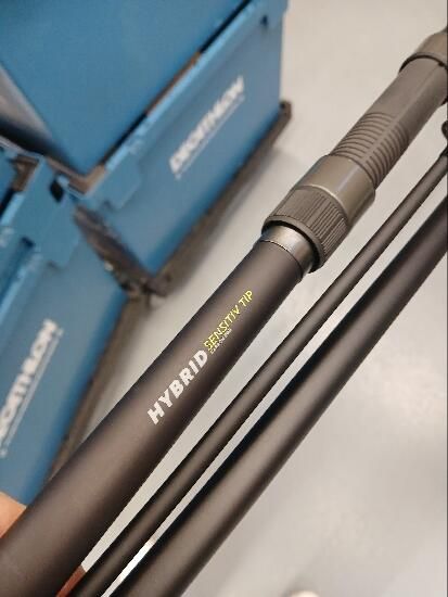 Cana de Surfcasting Pesca no Mar SYMBIOS LIGHT 900 4,50 M HÍBRIDA 2025