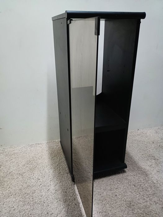 Móvel c/ rodas em madeira e porta em vidro p aparelhagem, medidas: fre