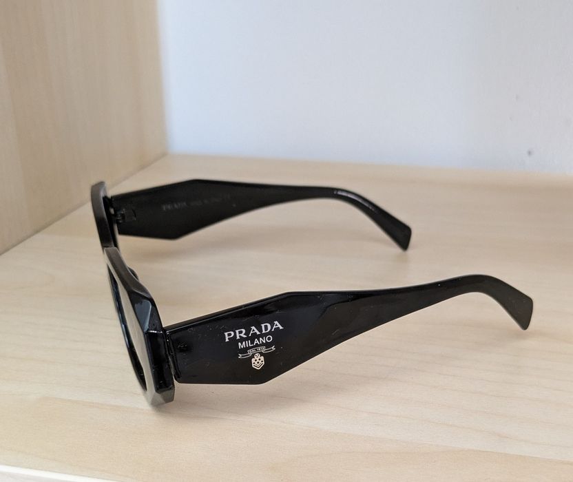 Czarne okulary przeciwsłoneczne Prada