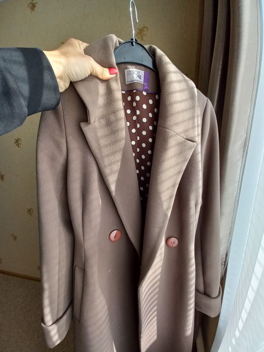 Пальто бежевого кольору