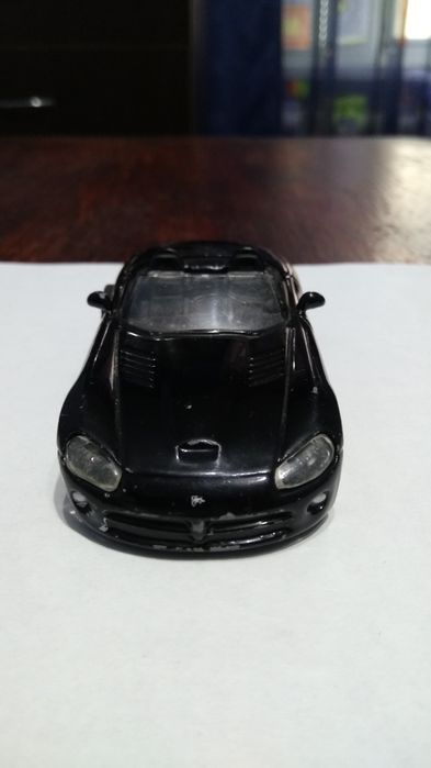 Колекційна машинка Dodge Viper SRT-10.