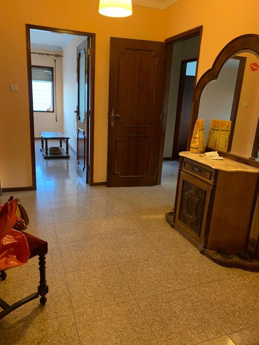 Aluga se apartamento T3 / quartos