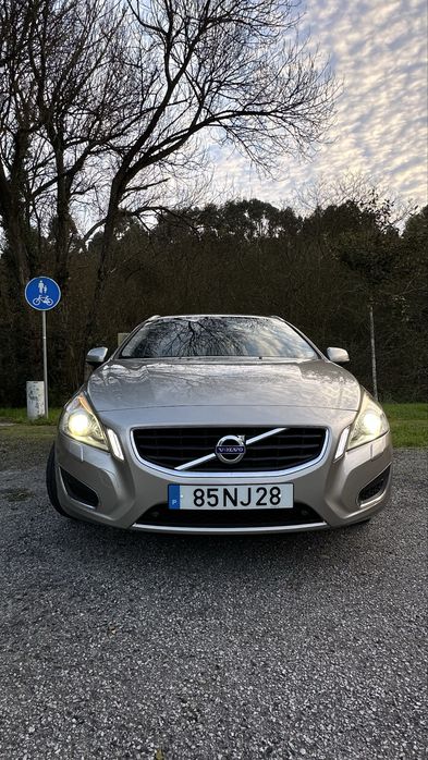 Volvo V60 D4 Summum 163cv – Motor 5 cilindros – Full Extras - Excelente estado -Nacional