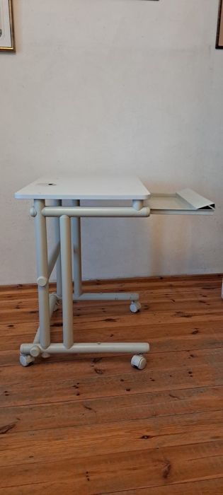 Funkcjonalne biurko.