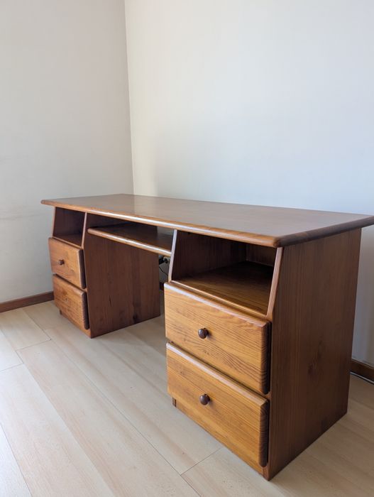 Secretária robusta em pinho maciço para computador.