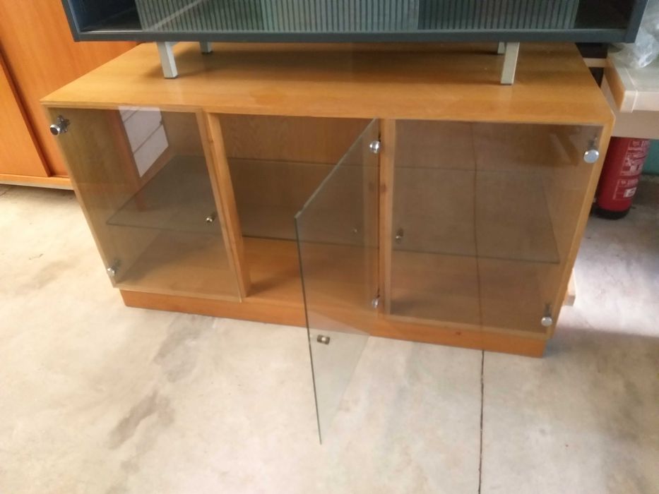 Móveis de escritório mesas de reuniões e cadeiras.