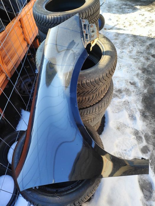 Volkswagen Golf 5 błotnik przedni prawy czarny