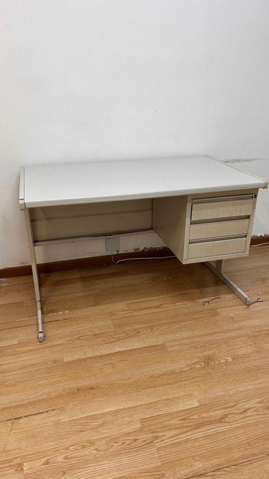 Secretárias de metal e madeira