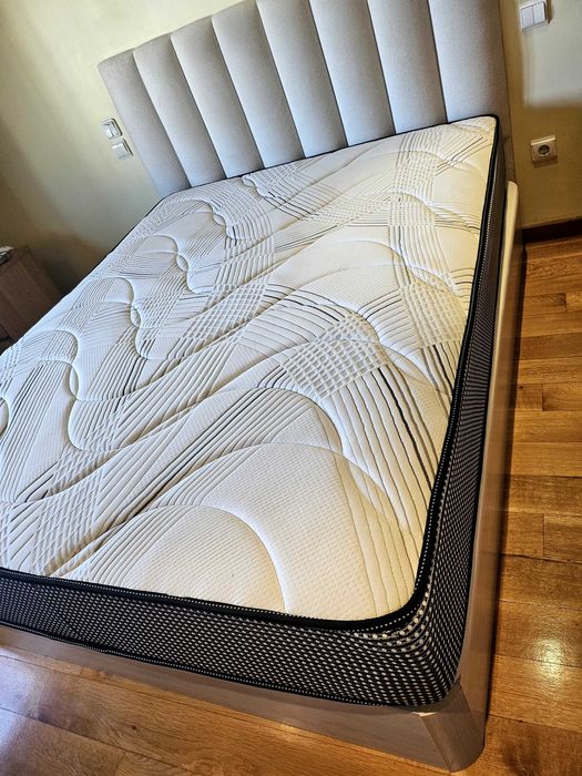 Cama de casal com arrumação