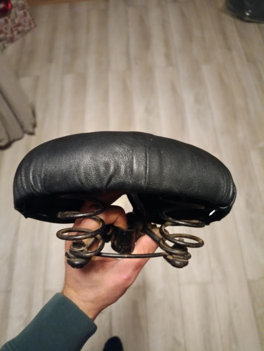 Велосипедное седло на пружинах, Обшито натуральной кожей