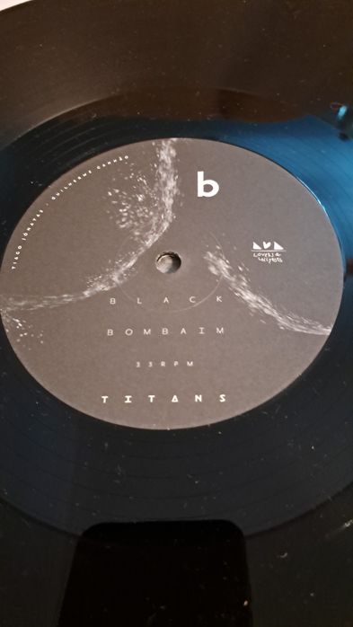 Black Bombaim – Titans