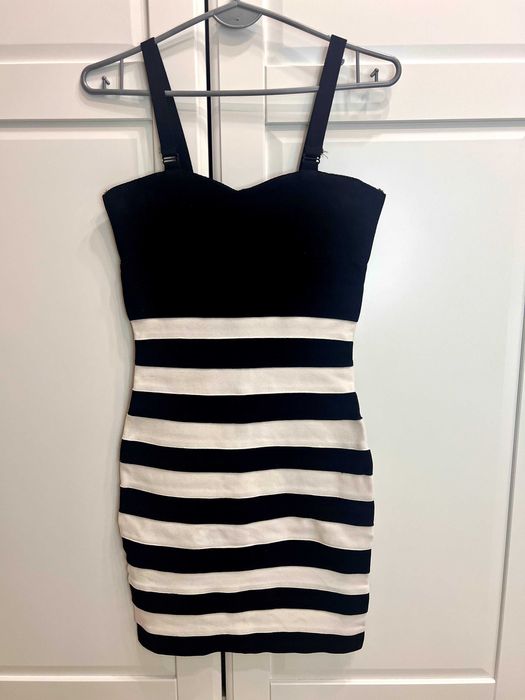 Sukienka bandażowa czara biała paski