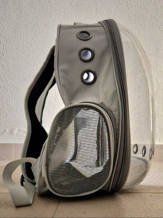 Mochila para transporte de cães, gatos e aves de pequeno porte.