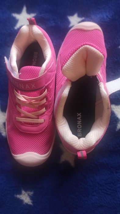 Кросівки на дівчинку.