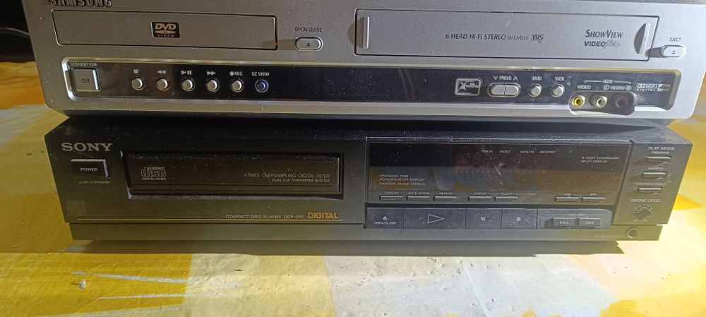 Leitores VHS, leitor DVD, leitor Cd