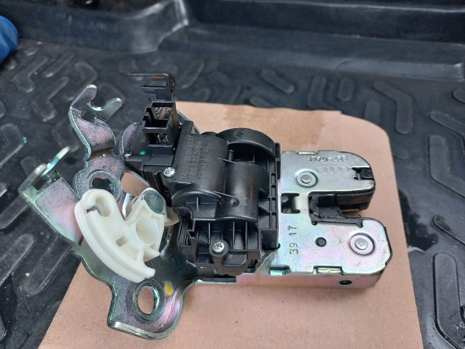 Замок багажника шкода октавія а7 8R0827505A