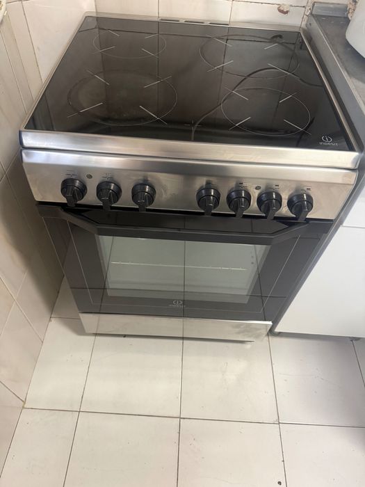 Fogão elétrico Indesit com forno