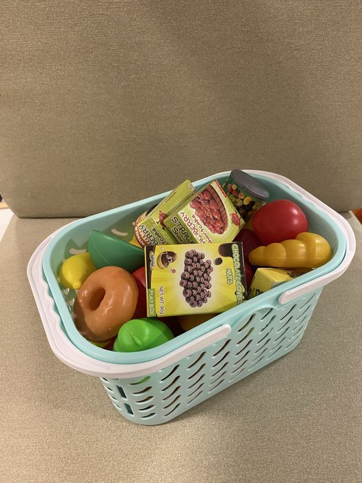 Cesto com frutos e legumes brincar