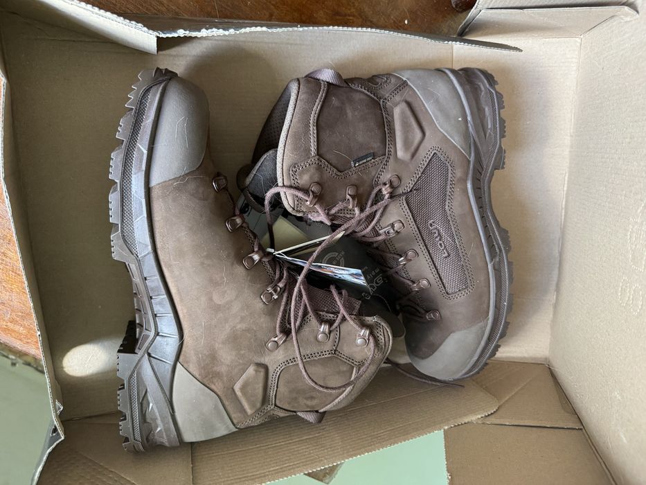 Берци черевики нові lowa breacher n gtx mid