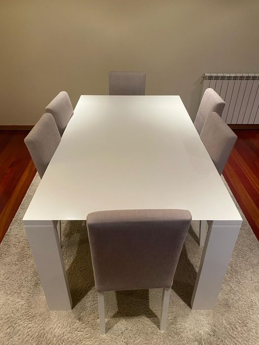 Mesa de jantar branca lacada (1,80x1,00) com 6 cadeiras bege