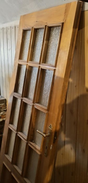 Drewniane solidne drzwi wewnętrzne z ościeżnicami
