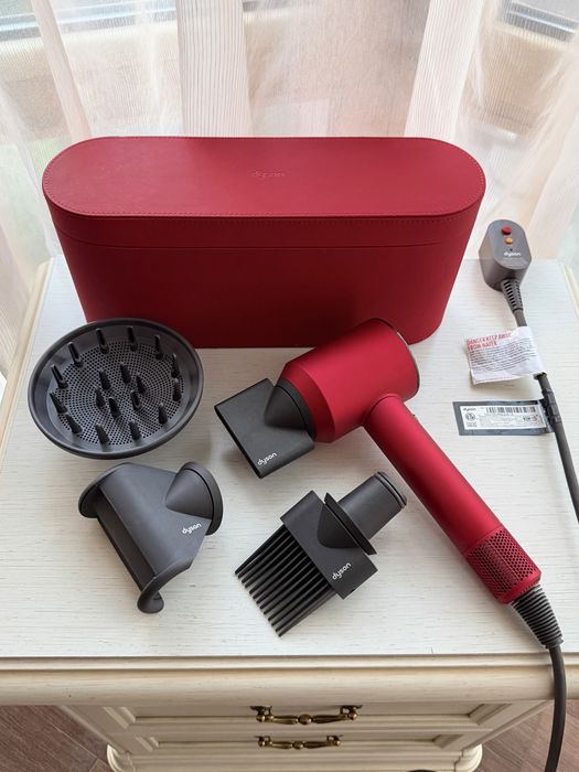 Фен Dyson Supersonic HD07 у червоному кольорі