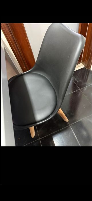Cadeiras pretas