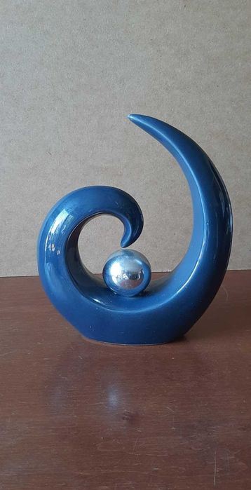 Ozdoba dekoracja rzeźba ceramiczna abstrakcja granatowa, srebrna kula
