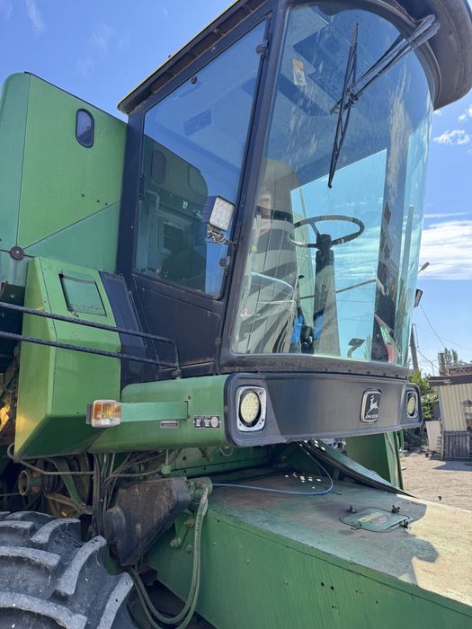 Комбайн зерноуборочный John Deere 1065